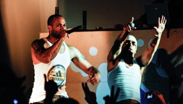 Участники группы Los Aldeanos Альдо Родригез и Эл Би выступают в одном из клубов Гаваны, Куба. Архивное фото
