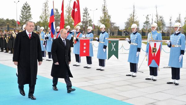 Президент России Владимир Путин на церемонии официальной встречи президентом Турецкой республики Реджепом Тайипом Эрдоганом в Анкаре, Турция. Архивное фото