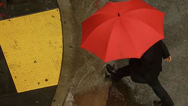 Пешеход с красным зонтом. Архивное фото