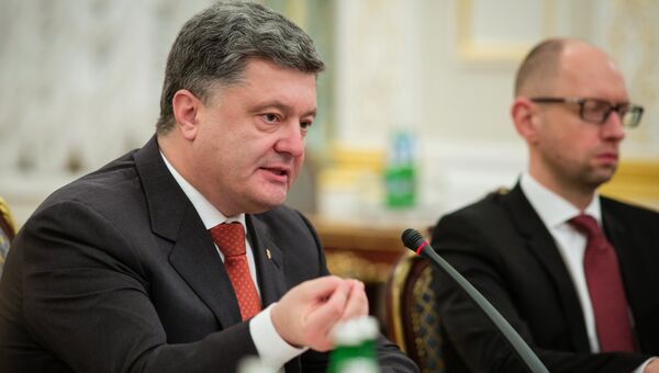 Президент Украины Петр Порошенко и премьер Арсений Яценюк на заседании СНБО, архивное фото
