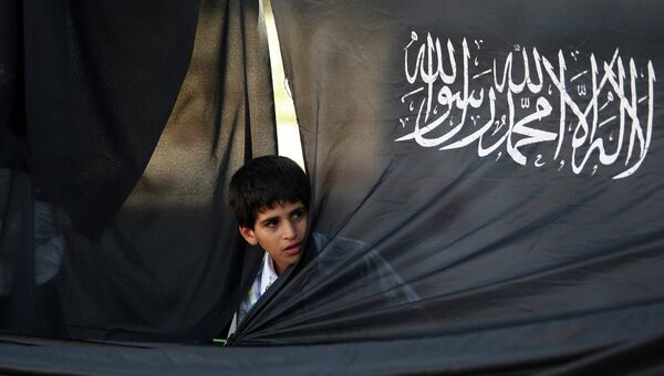 Мальчик с флагом Хизб-ут тахрир. Архивное фото