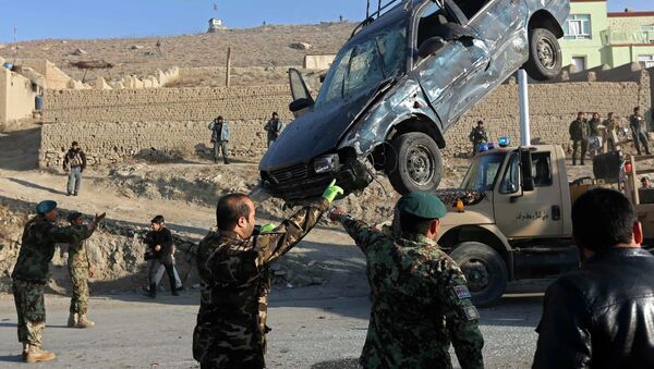 Афганские военные на месте взрыва в Кабуле 11 декабря 2014