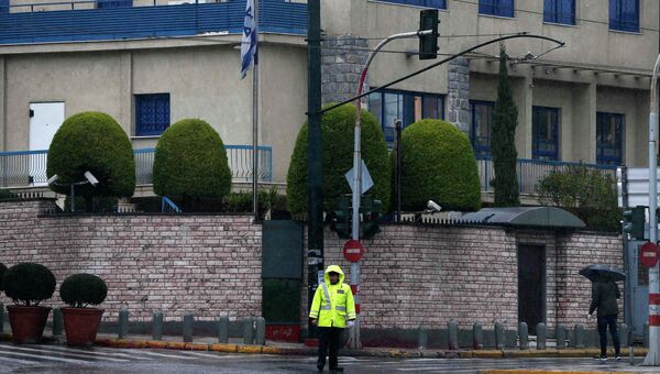 Полицейский у здания посольства Израиля в Афинах, обстрелянного 12 декабря 2014 года