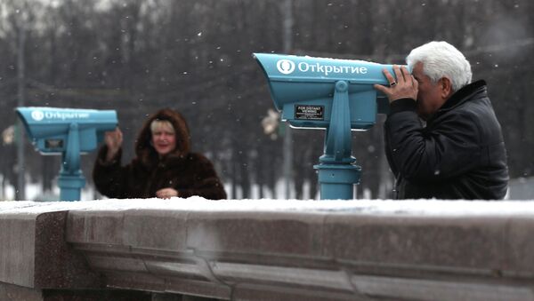 Стационарные бинокли установлены на Воробьевых горах в Москве