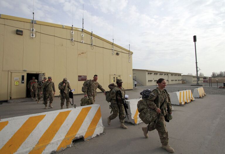 Американские военные перед отправкой на базе Манас