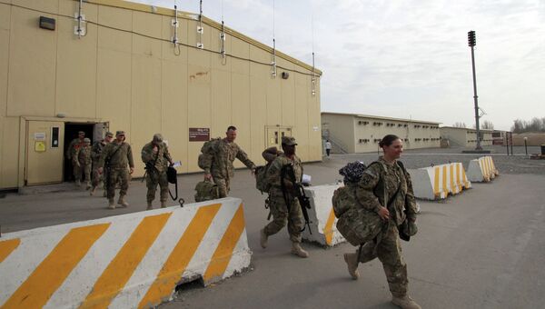 Американские военные перед отправкой на базе Манас
