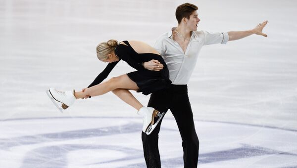 Анна Яновская и Сергей Мозгов (Россия) выступают в произвольной программе танцев на льду в финале юниорского Гран-при по фигурному катанию в Барселоне