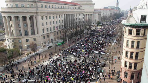 Марш протеста против насилия полицейских в Вашингтоне, США