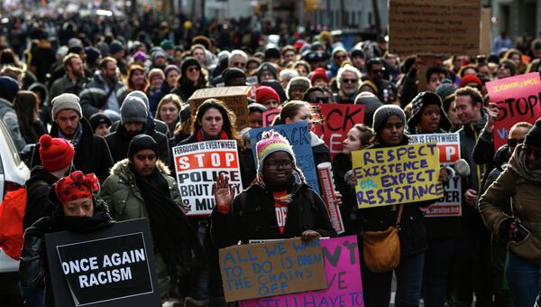 Марш протеста против насилия полицейских в Нью-Йорке, США