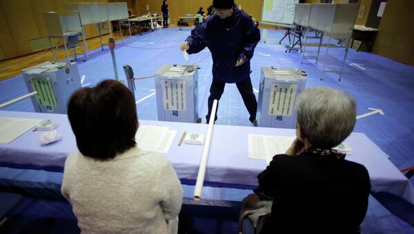 Голосование на выборах в нижнюю палату парламента Японии в 2014 году. Архивное фото