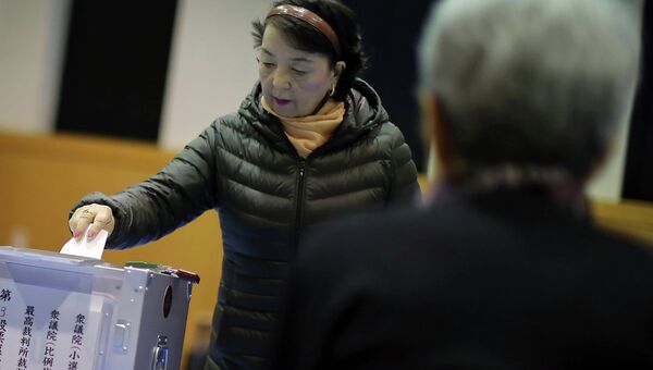 Голосование на выборах в нижнюю палату парламента Японии, архивное фото