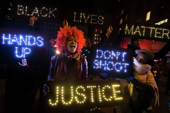 Марш миллионов протеста против насилия полицейских в Нью-Йорке, США