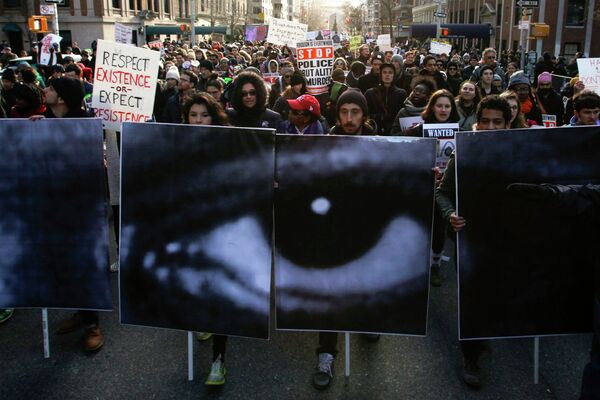 Марш миллионов протеста против насилия полицейских в Нью-Йорке, США