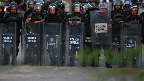 Столкновения манифестантов из профсоюза работников образования с федеральной полицией в мексиканском городе Чильпансинго 14.12.2014