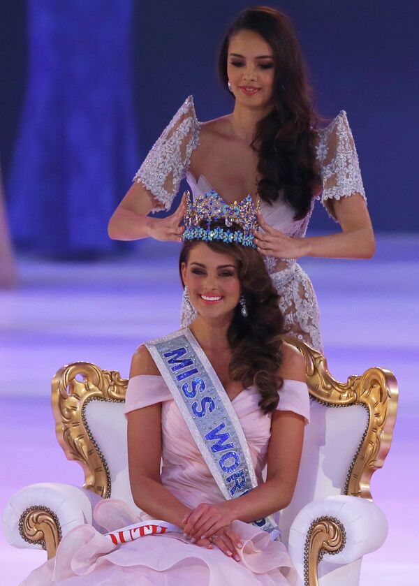 Меган Янг вручает корону победительнице конкурса Мисс Мира - 2014 Ролен Штраус
