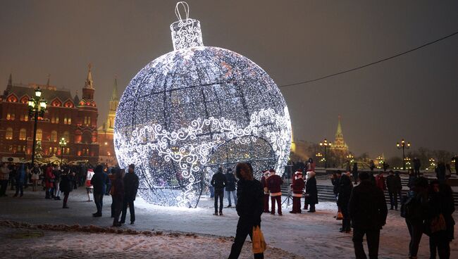 Гигантский елочный шар на Манежной площади. Архивное фото