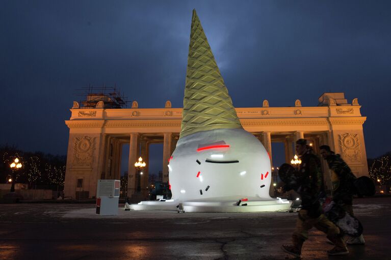 Открытие public art елки в Парке Горького