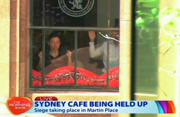 Кадр из видео, на котором видно заложников в кафе в Сиднее