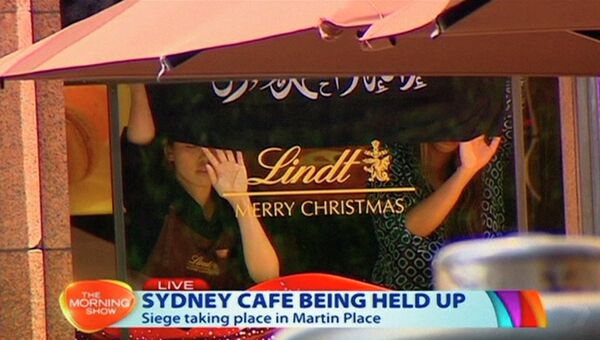 Кадр из видео, на котором видно заложников в кафе в Сиднее. Архивное фото