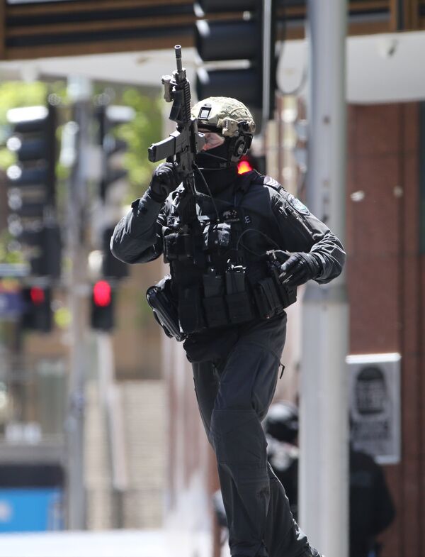 Полиция возле кафе в Сиднее, где неизвестный держит заложников