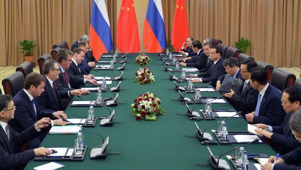Председатель правительства России Дмитрий Медведев (пятый слева) и премьер Государственного совета Китайской народной республики (КНР) Ли Кэцян во время встречи в Астане