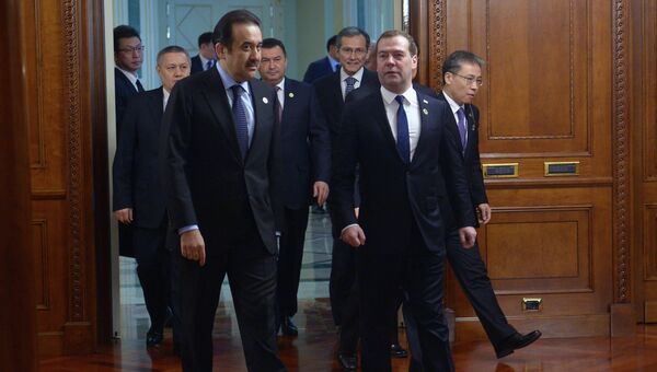 Председатель правительства России Дмитрий Медведев и премьер-министр Казахстана Карим Масимов перед началом встречи глав правительств государств-членов ШОС