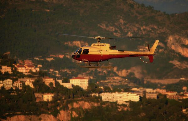 Частный вертолет заходит на посадку в Хеллипорт города Монако, район Фонвей