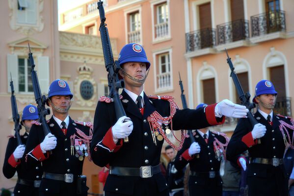 Церемония развода почетного караула перед дворцом принца Монако в княжестве Монако