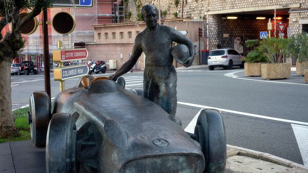 Скульптура гонщика Формулы 1 на трассе в Монте-Карло, княжество Монако. Архивное фото