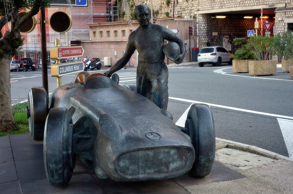 Скульптура гонщика Формулы 1 на трассе в Монте-Карло, княжество Монако
