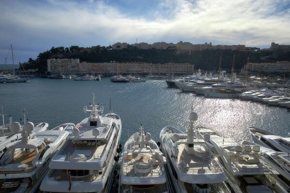 Порт Эркюль, княжество Монако, на втором плане город Монако-Вилль