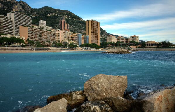 Вид на пляж и променад де Ларвотто в княжестве Монако