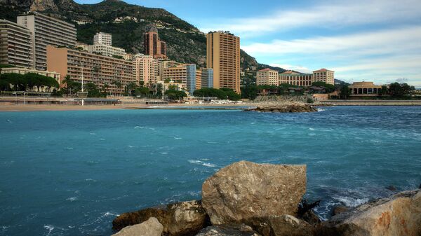 Вид на пляж и променад де Ларвотто в княжестве Монако