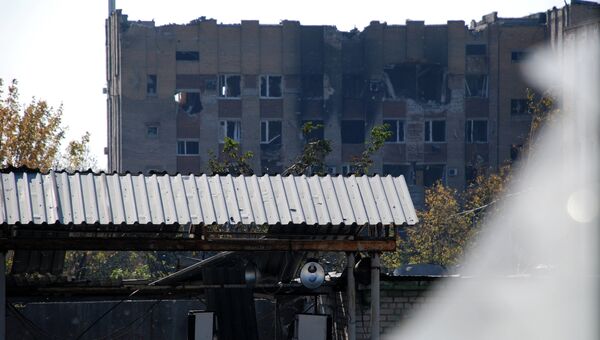 Разрушенное здание в районе аэропорта города Донецка
