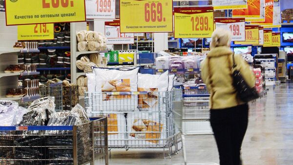 Покупательница выбирает товар в торговом центре Метро в Калининграде. Архивное фото