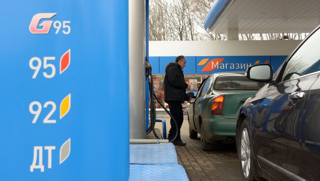 Мужчина заправляет свой автомобиль на одной из автозаправочных станций Газпромнефть. Архивное фото