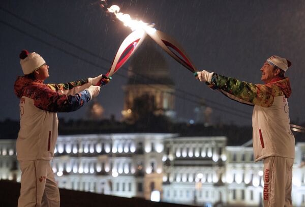 Актер Михаил Боярский и его сын Сергей во время эстафеты Олимпийского огня