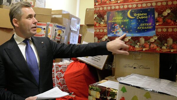Уполномоченный при президенте РФ по правам ребенка Павел Астахов осматривает коробки с гуманитарной помощью и подарками, собранными для отправки детям Донецкой и Луганской Народных Республик