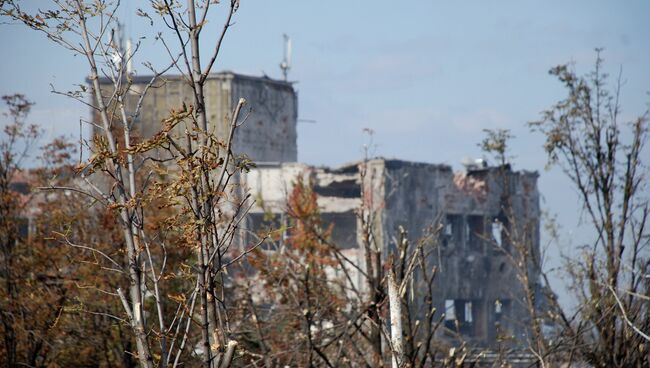 Разрушенный жилой дом в районе аэропорта города Донецка