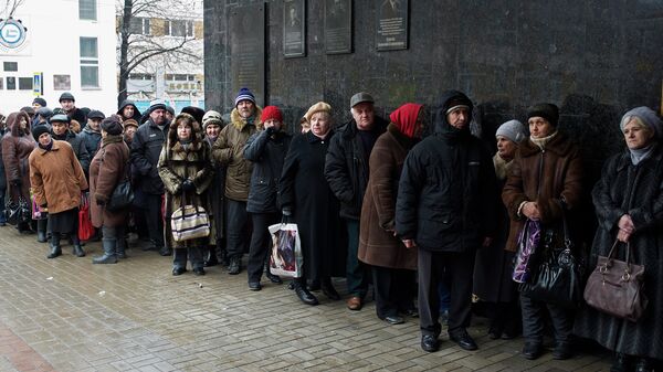 Пенсионеры в очереди за выплатами в Донецке, Украина. Архивное фото
