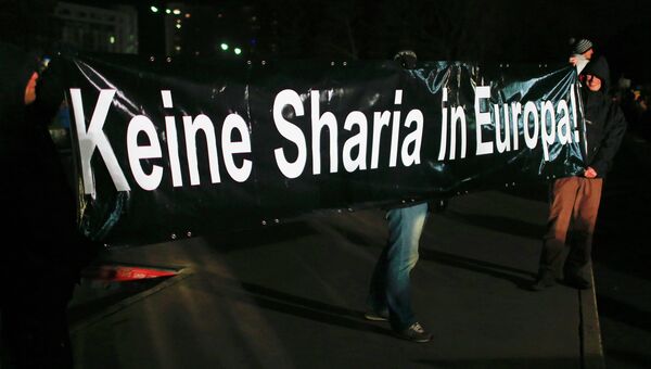 Баннер Нет шариату в Европе на антиисламской акции в Дрездене