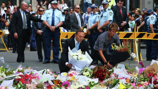 Премьер-министр Австралии Тони Эббот и его жена Марджи возлагают цветы на месте захвата заложников в Сиднее
