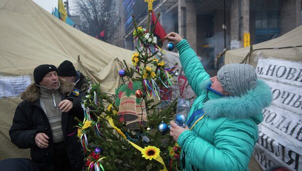 Жители палаточного городка на Площади Независимости в Киеве наряжают новогоднюю елку. Архивное фото