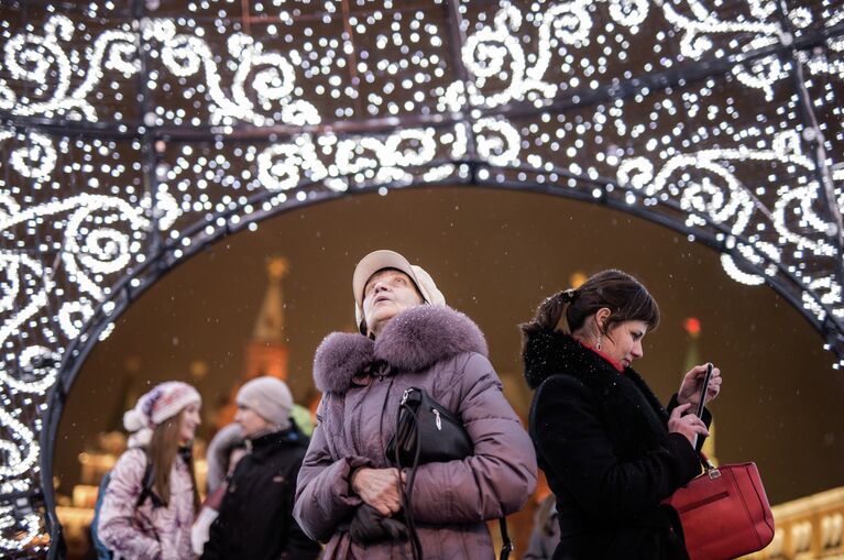 Большой макет новогоднего шара на Манежной площади в Москве