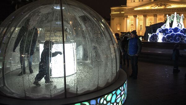 Новогодние инсталляции на Театральной площади в Москве. Архивное фото