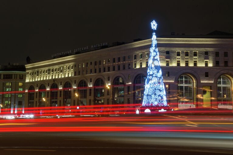 Новогодняя елка на Лубянской площади Москвы