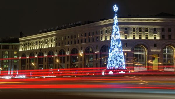 Новогодняя елка на Лубянской площади Москвы, архивное фото