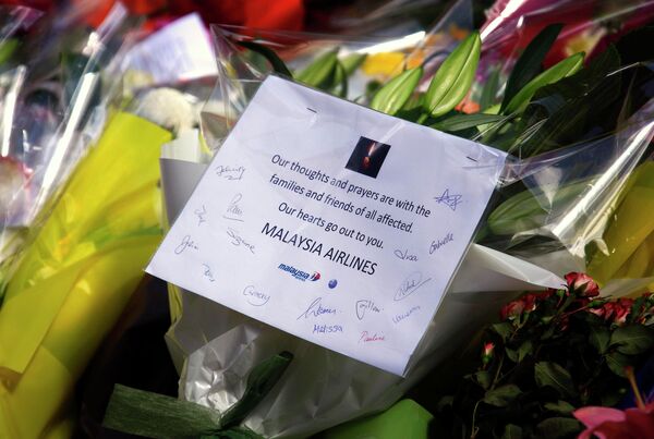 Цветы от сотрудников компании Malaysia Airlines в память о погибших в кафе в Сиднее, Австралия