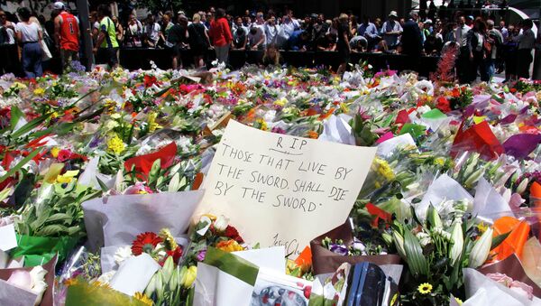 Люди несут цветы в память о погибших в кафе в Сиднее, Австралия