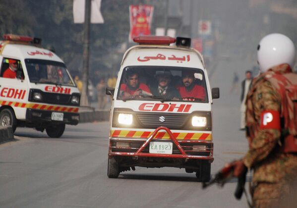Автомобили скорой помощи неподалеку от военного училища в Пакистане, захваченного боевиками